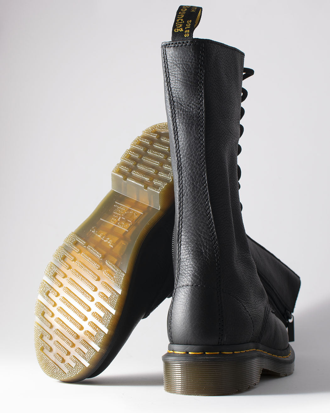 Bei PICK UP in Düsseldorf findest Du Dr. Martens, 11820008, 1B99, Virginia BLACK, 14 Eye Zip Boot  und viel mehr von Dr. Martens