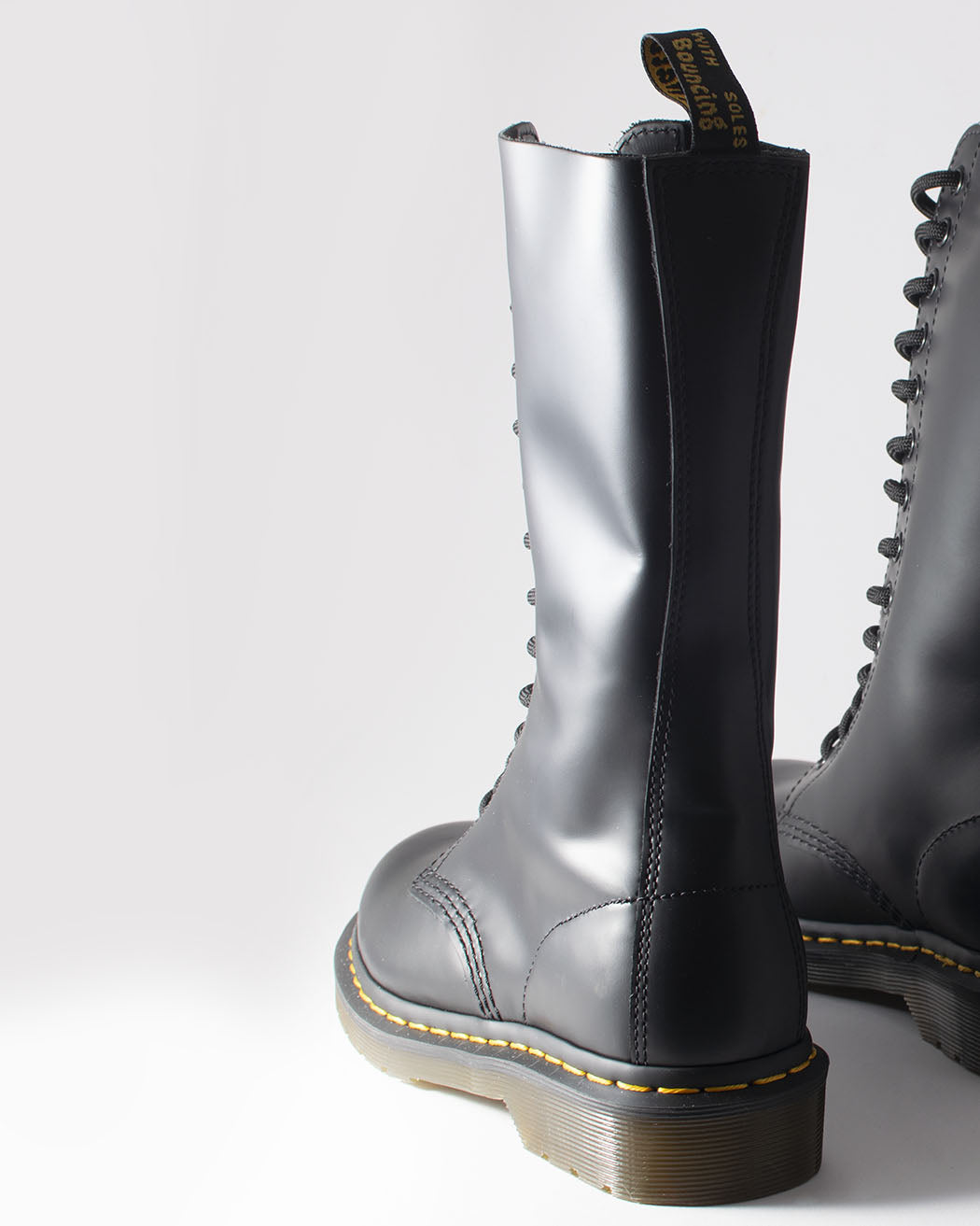 Bei PICK UP in Düsseldorf findest Du Dr. Martens, 1914 Black Smooth  und viel mehr von Dr. Martens