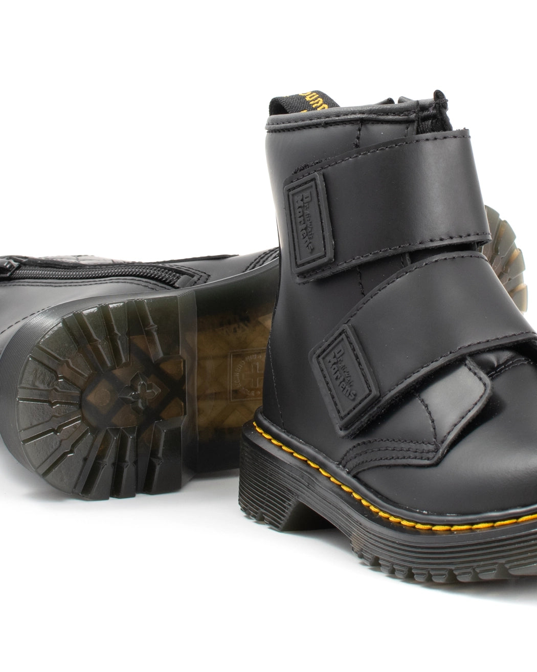 Bei PICK UP in Düsseldorf findest Du Dr. Martens, 1460 Easy On J, Black Romario und viel mehr von Dr. Martens