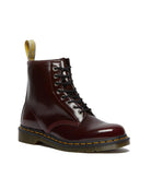 Bei PICK UP in Düsseldorf findest Du Dr. Martens, 1460 Vegan Cherry Red Oxford Rub Off  und viel mehr von Dr. Martens