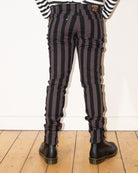 Bei PICK UP in Düsseldorf findest Du Run & Fly, JM1105, Wide Stripe Skinny, Black/Grey UNISEX  und viel mehr von RUN & FLY