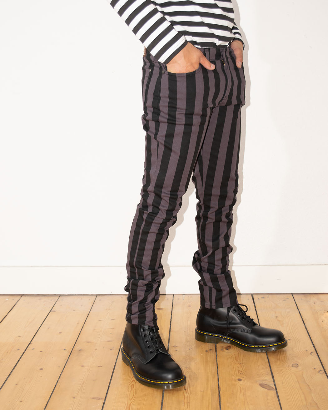 Bei PICK UP in Düsseldorf findest Du Run & Fly, JM1105, Wide Stripe Skinny, Black/Grey UNISEX  und viel mehr von RUN & FLY