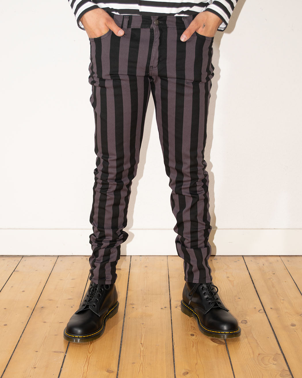 Bei PICK UP in Düsseldorf findest Du Run & Fly, JM1105, Wide Stripe Skinny, Black/Grey UNISEX  und viel mehr von RUN & FLY