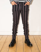 Bei PICK UP in Düsseldorf findest Du Run & Fly, JM1105, Wide Stripe Skinny, Black/Grey UNISEX  und viel mehr von RUN & FLY