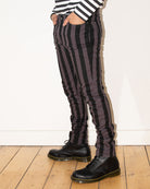 Bei PICK UP in Düsseldorf findest Du Run & Fly, JM1105, Wide Stripe Skinny, Black/Grey UNISEX  und viel mehr von RUN & FLY