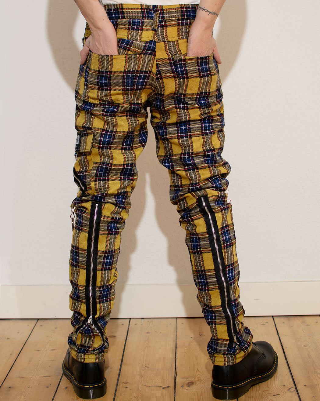 Bei PICK UP in Düsseldorf findest Du Tiger of London, Zip Bondage Tartan Pant, Yellow  und viel mehr von Tiger of London