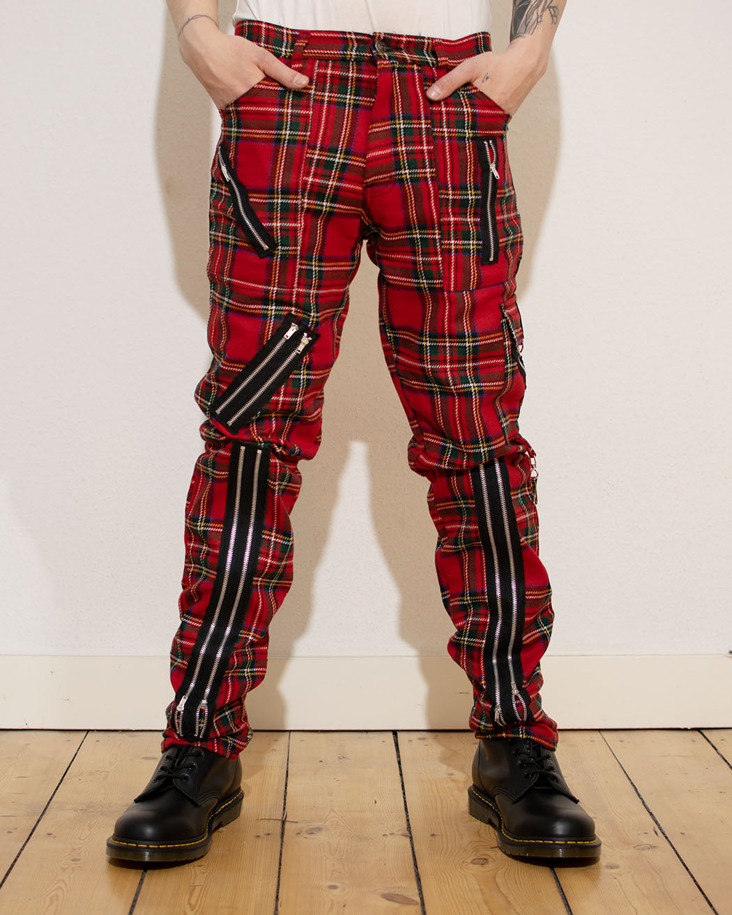 Bei PICK UP in Düsseldorf findest Du Tiger of London, Zip Bondage Tartan Pant, Red  und viel mehr von Tiger of London