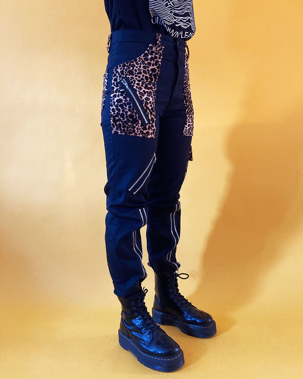 Bei PICK UP in Düsseldorf findest Du Tiger of London, Zip Bondage Black Cotton, Leopard T  und viel mehr von Tiger of London