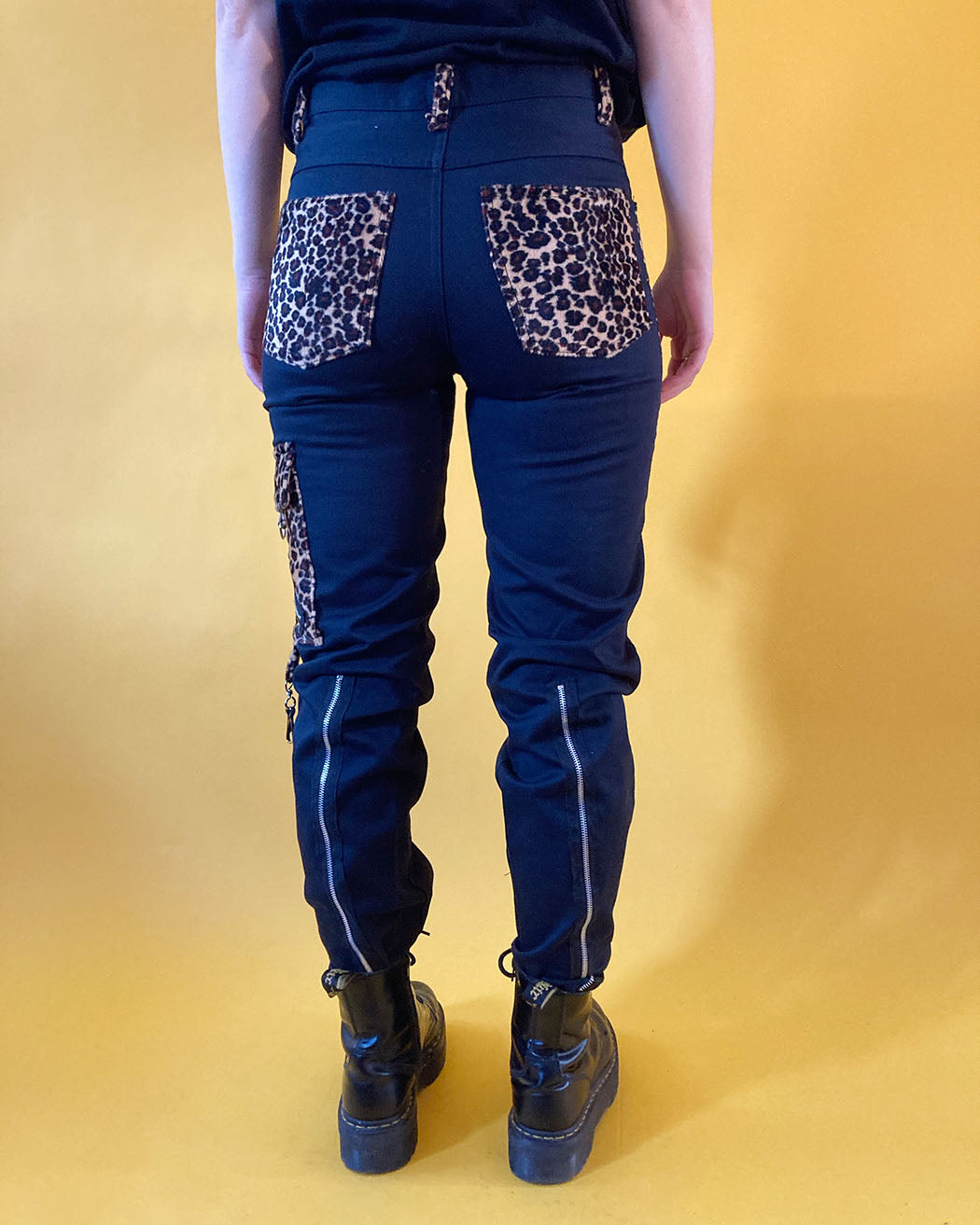 Bei PICK UP in Düsseldorf findest Du Tiger of London, Zip Bondage Black Cotton, Leopard T  und viel mehr von Tiger of London