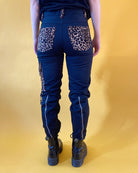 Bei PICK UP in Düsseldorf findest Du Tiger of London, Zip Bondage Black Cotton, Leopard T  und viel mehr von Tiger of London