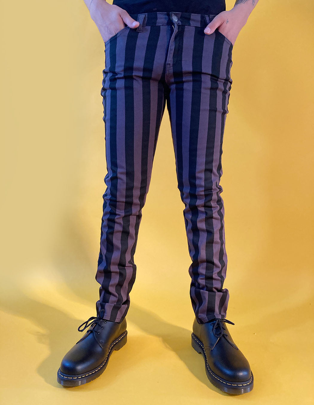 Bei PICK UP in Düsseldorf findest Du Run & Fly, JM1105, Wide Stripe Skinny, Black/Grey UNISEX  und viel mehr von RUN & FLY