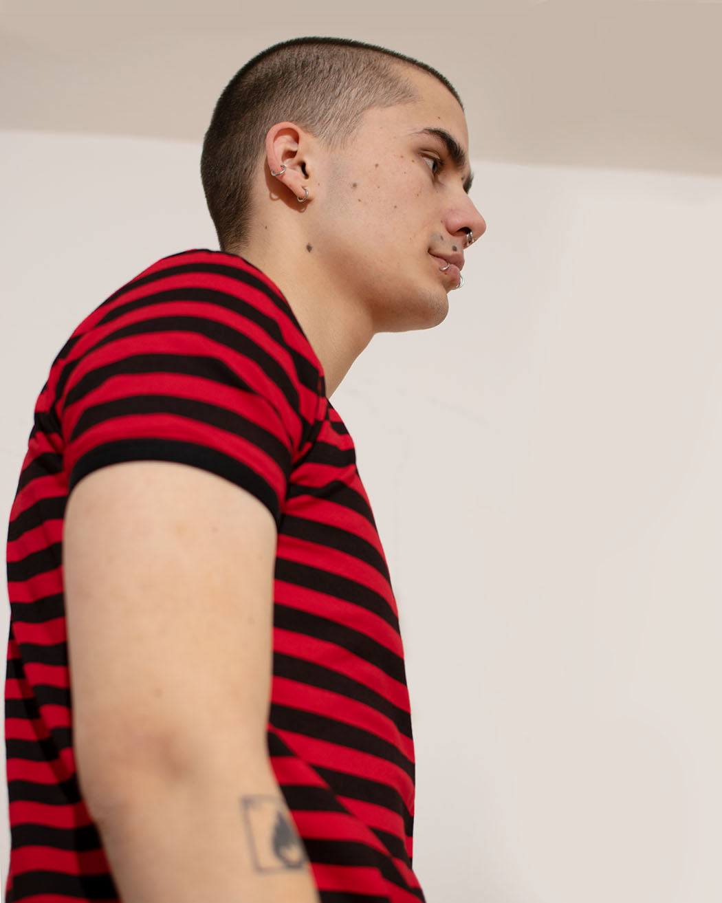 Bei PICK UP in Düsseldorf findest Du Run & Fly, JM336, Mens Striped T-Shirt, Black/Red  und viel mehr von RUN & FLY