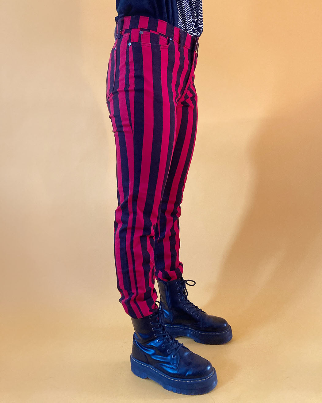 Bei PICK UP in Düsseldorf findest Du Run & Fly, JM1105, Wide Striped Skinny Jeans, Red/ Black, UNISEX  und viel mehr von RUN & FLY