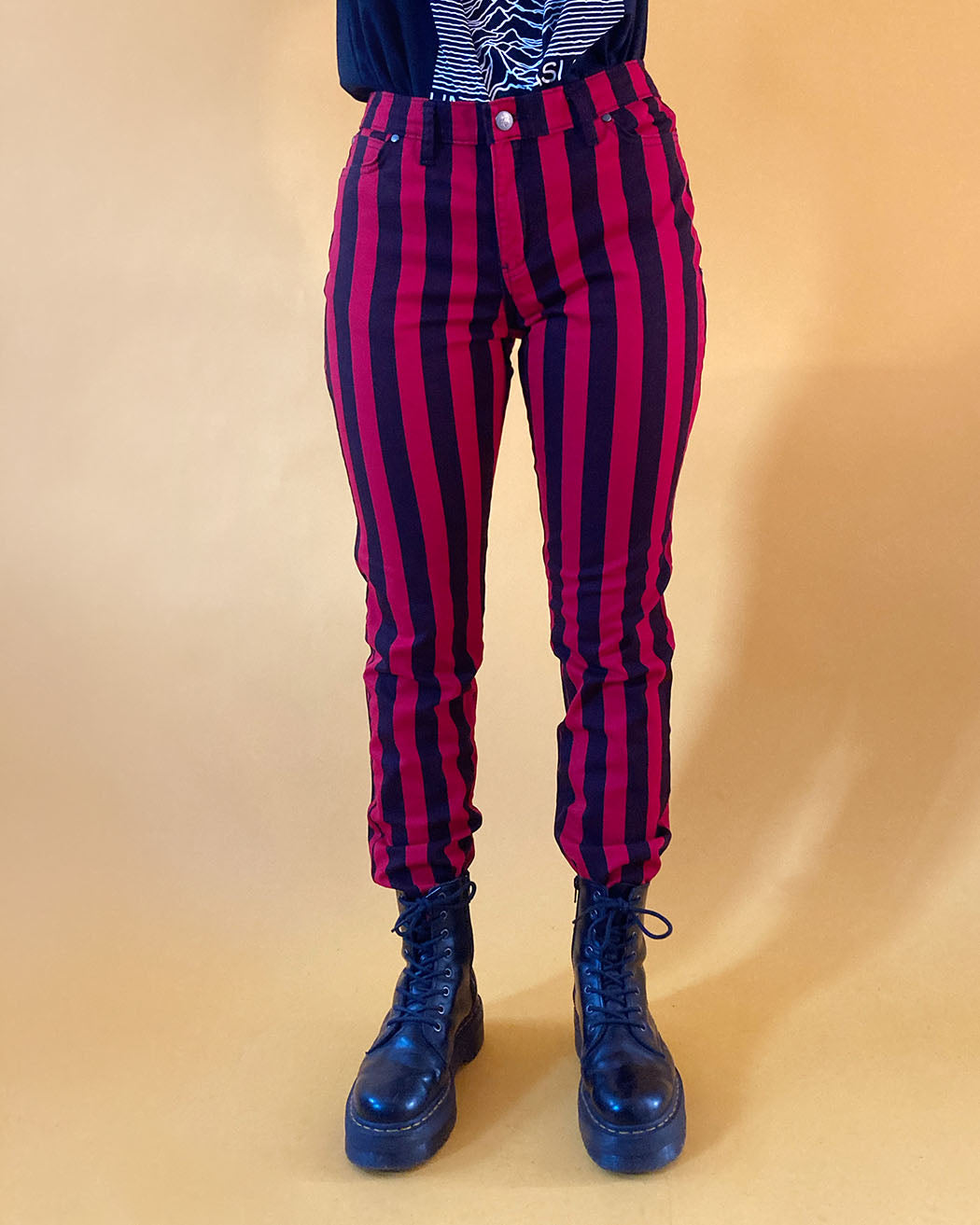 Bei PICK UP in Düsseldorf findest Du Run & Fly, JM1105, Wide Striped Skinny Jeans, Red/ Black, UNISEX  und viel mehr von RUN & FLY