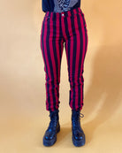 Bei PICK UP in Düsseldorf findest Du Run & Fly, JM1105, Wide Striped Skinny Jeans, Red/ Black, UNISEX  und viel mehr von RUN & FLY