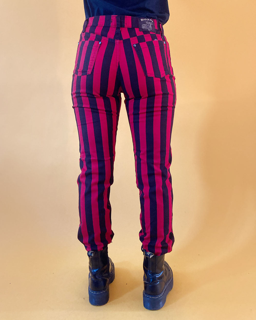 Bei PICK UP in Düsseldorf findest Du Run & Fly, JM1105, Wide Striped Skinny Jeans, Red/ Black, UNISEX  und viel mehr von RUN & FLY