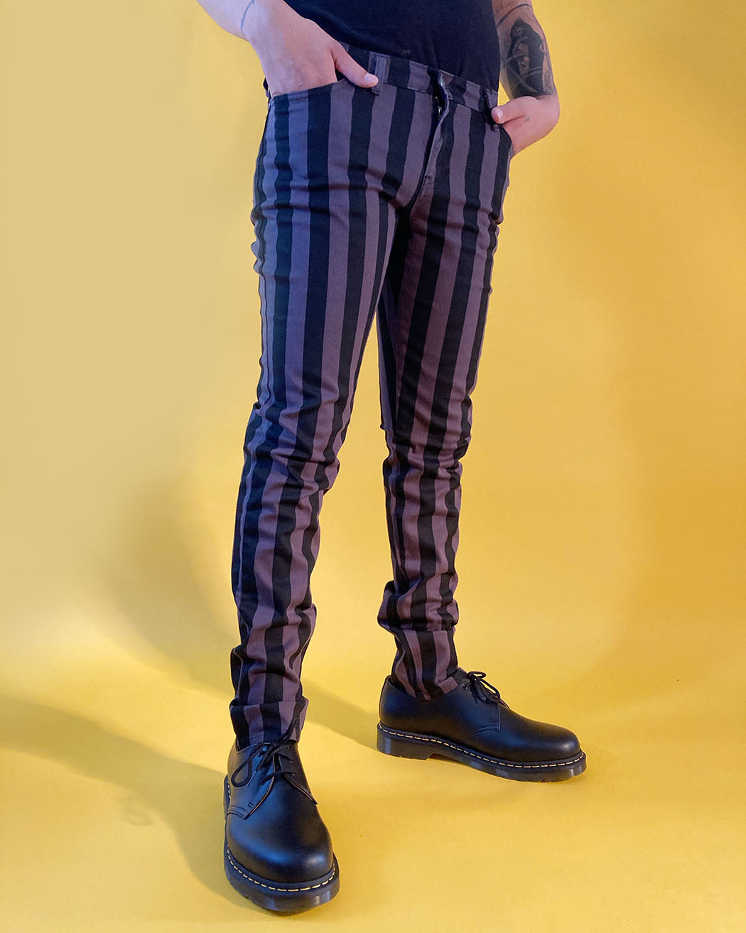 Bei PICK UP in Düsseldorf findest Du Run & Fly, JM1105, Wide Stripe Skinny, Black/Grey UNISEX  und viel mehr von RUN & FLY