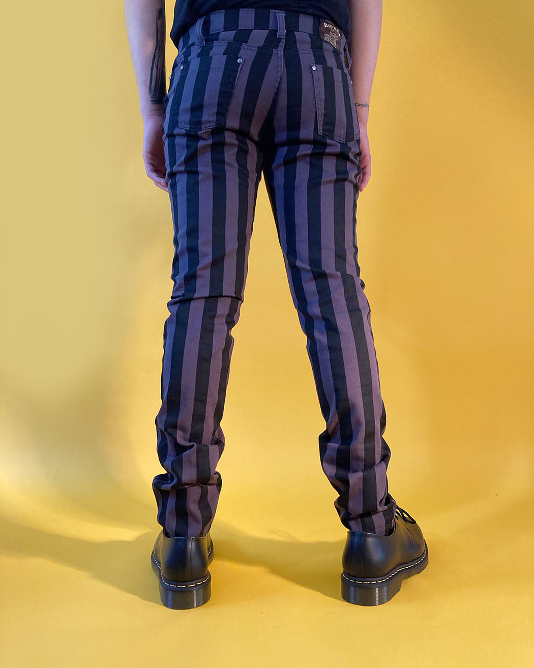 Bei PICK UP in Düsseldorf findest Du Run & Fly, JM1105, Wide Stripe Skinny, Black/Grey UNISEX  und viel mehr von RUN & FLY