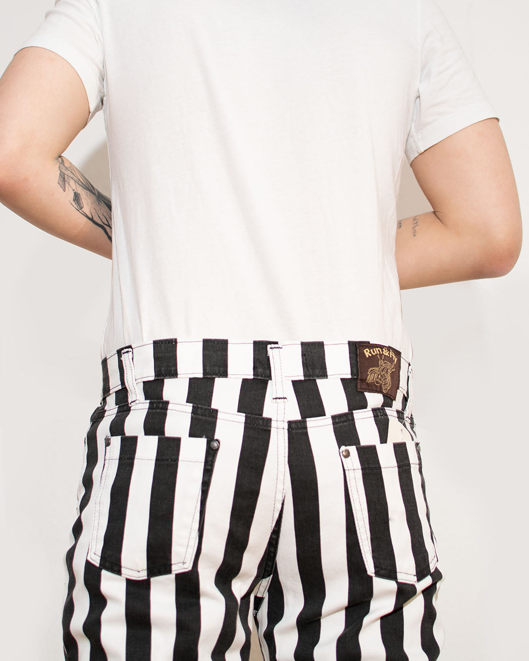 Bei PICK UP in Düsseldorf findest Du Run & Fly, JM1105, Wide Striped Skinny Jeans, Black/ White, UNISEX  und viel mehr von RUN & FLY