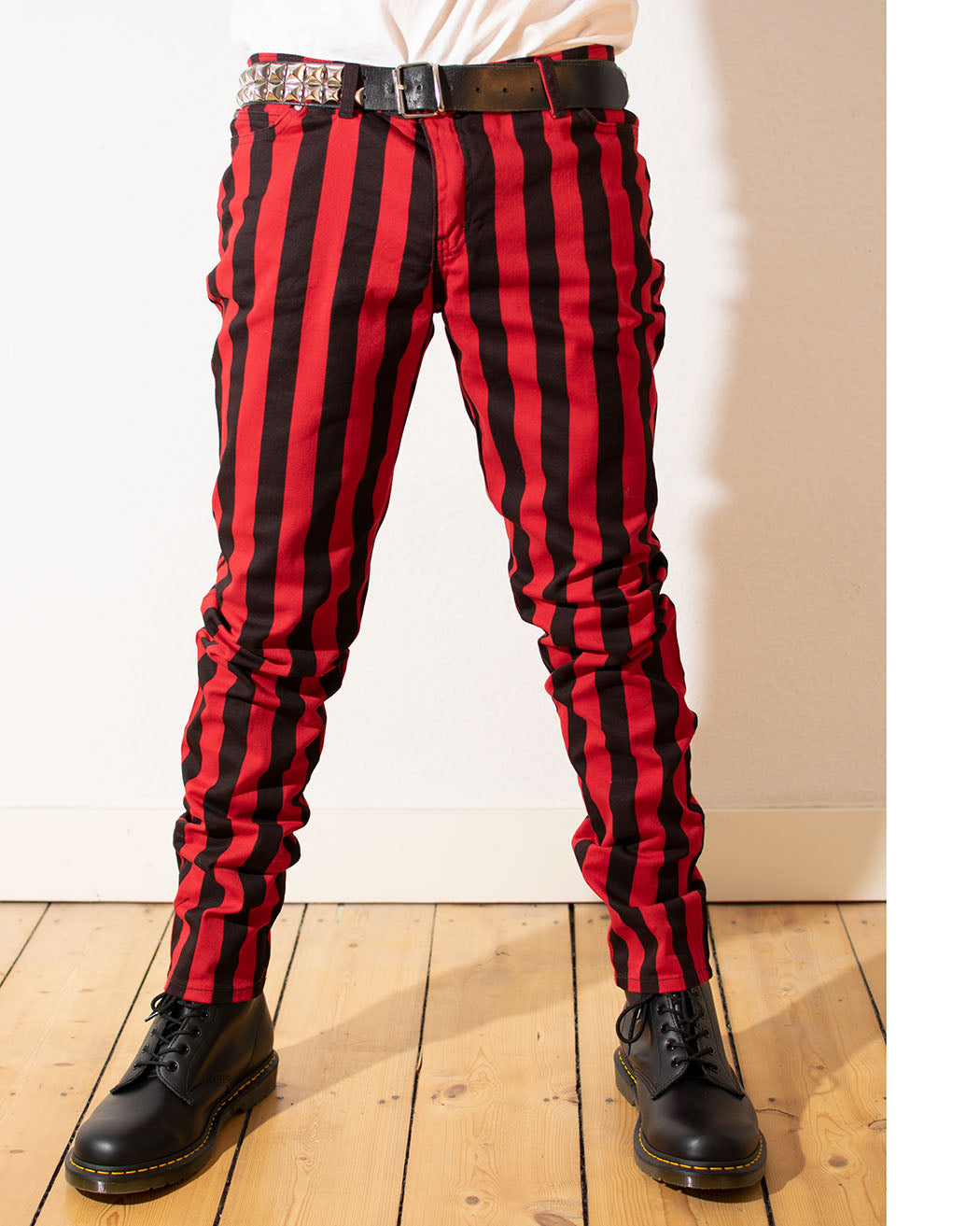 Bei PICK UP in Düsseldorf findest Du Run & Fly, JM1105, Wide Striped Skinny Jeans, Red/ Black, UNISEX  und viel mehr von RUN & FLY