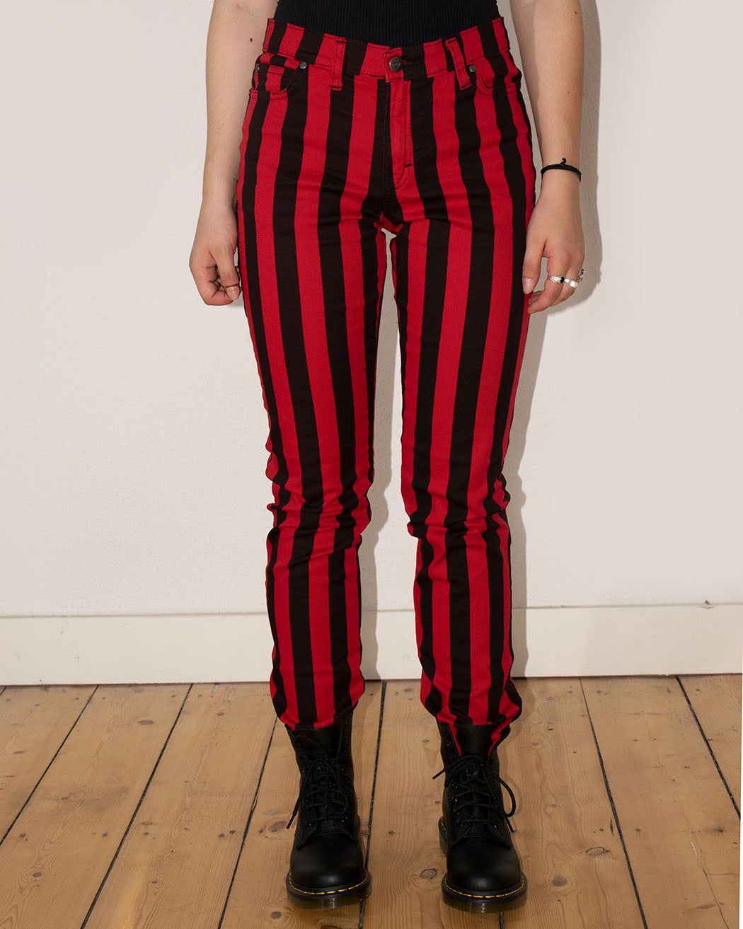 Bei PICK UP in Düsseldorf findest Du Run & Fly, JM1105, Wide Striped Skinny Jeans, Red/ Black, UNISEX  und viel mehr von RUN & FLY