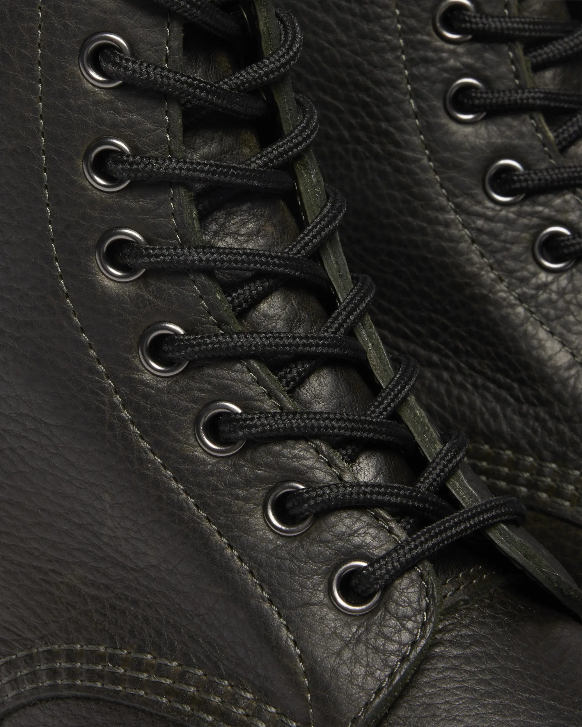 Bei PICK UP in Düsseldorf findest Du Dr. Martens, 1460 Pascal Forest Green Ambassador  und viel mehr von Dr. Martens