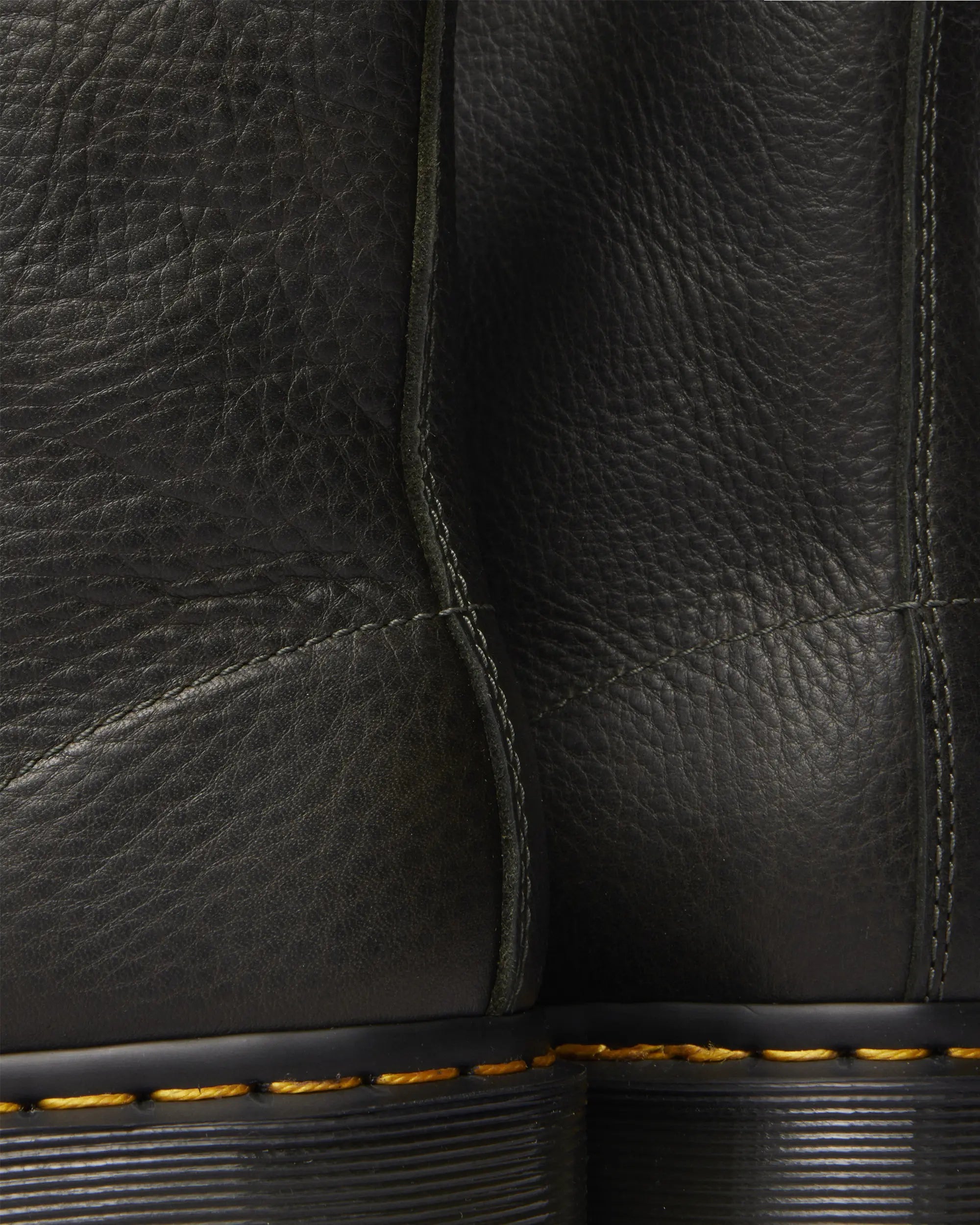 Bei PICK UP in Düsseldorf findest Du Dr. Martens, 1460 Pascal Forest Green Ambassador  und viel mehr von Dr. Martens
