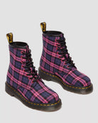 Bei PICK UP in Düsseldorf findest Du Dr. Martens, 1460 Pink Multi Tartan  und viel mehr von Dr. Martens