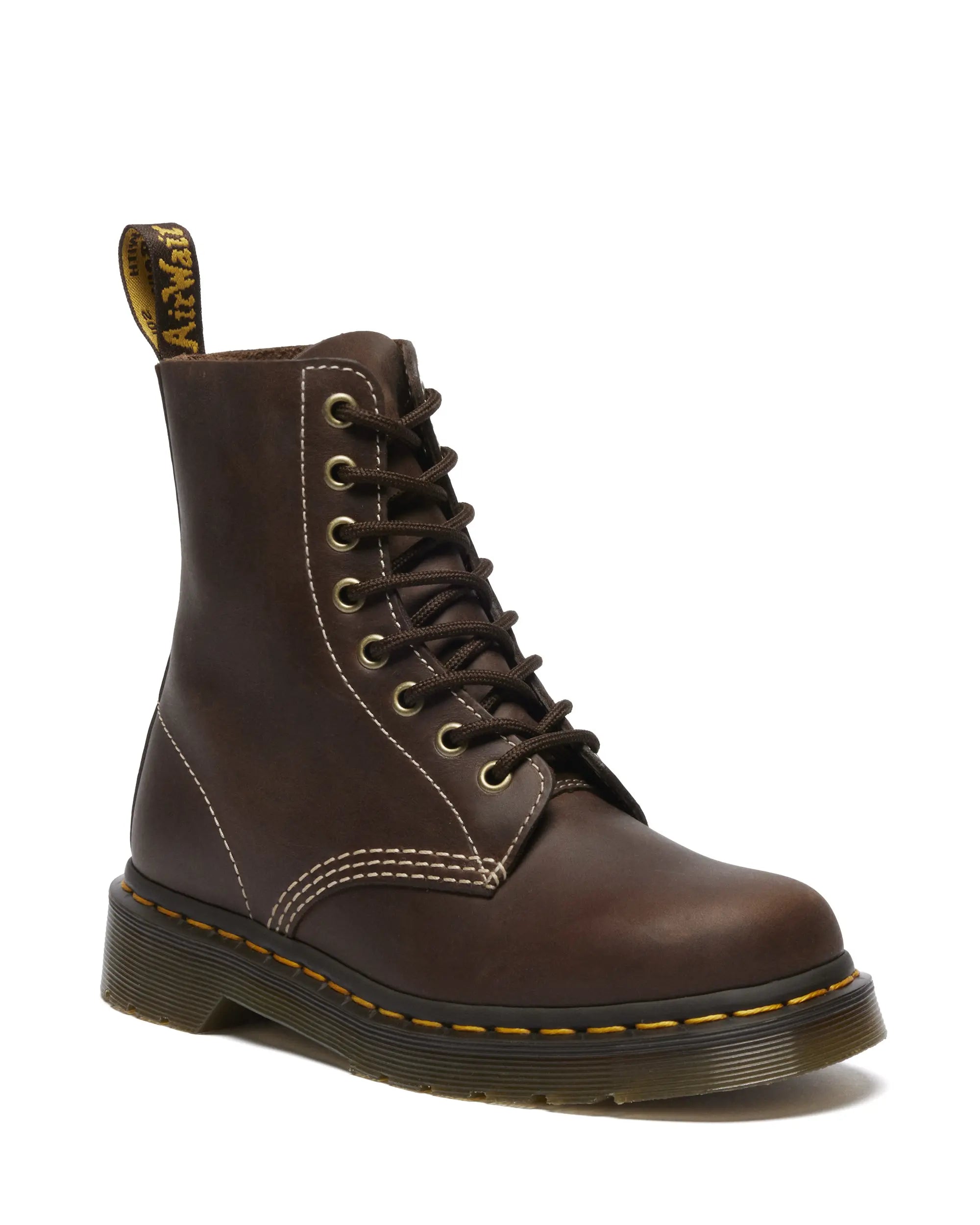 Dr. Martens 1460 Pascal Boot in dunkelbraunem, strukturiertem Wyoming-Leder mit hellen Kontrastnähten. 8-Loch-Schnürung, gelbe Rahmennaht, AirWair-Sohle, ohne harte Schaftkante.