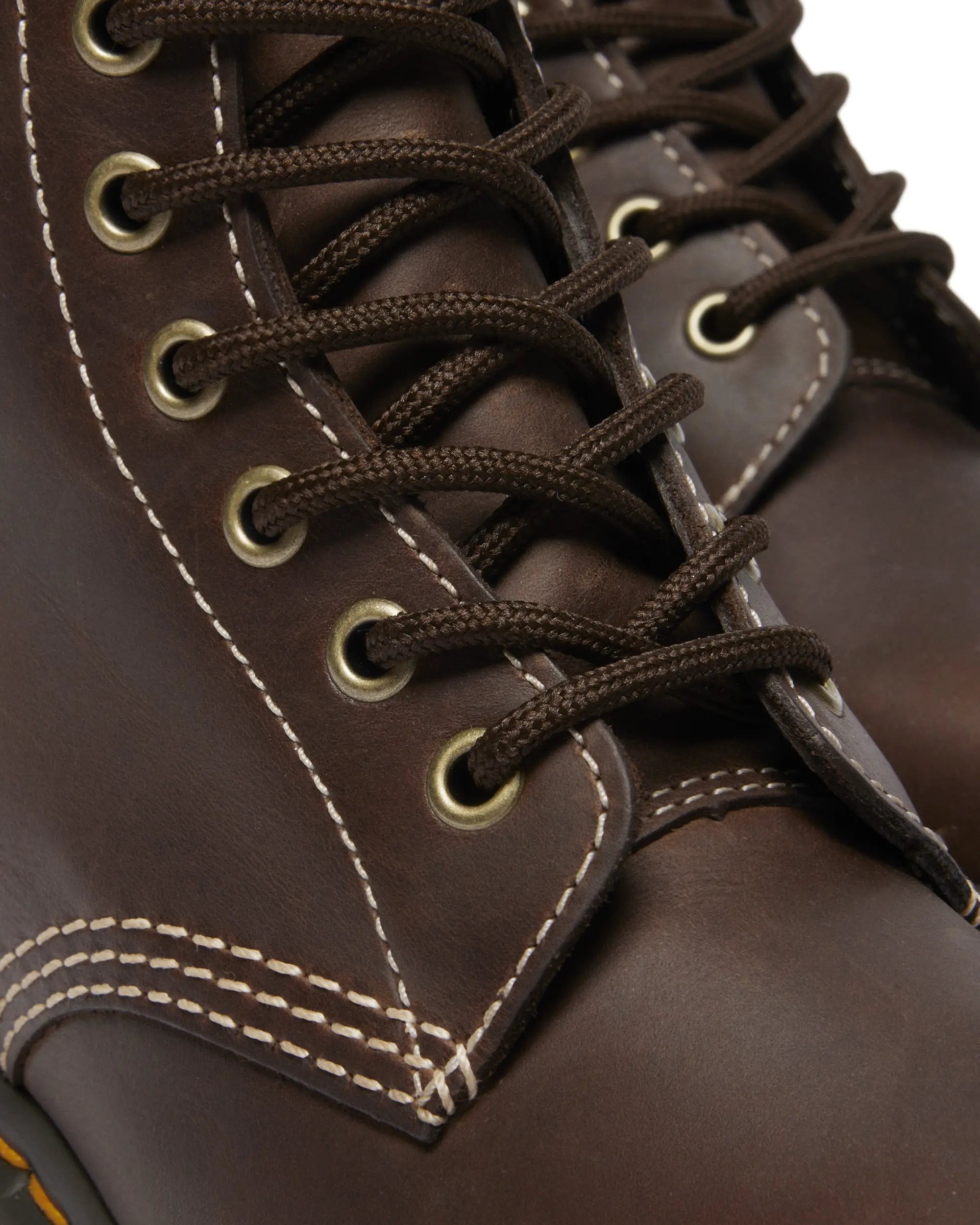 Dr. Martens 1460 Pascal Boot in dunkelbraunem, strukturiertem Wyoming-Leder mit hellen Kontrastnähten. 8-Loch-Schnürung, gelbe Rahmennaht, AirWair-Sohle, ohne harte Schaftkante.