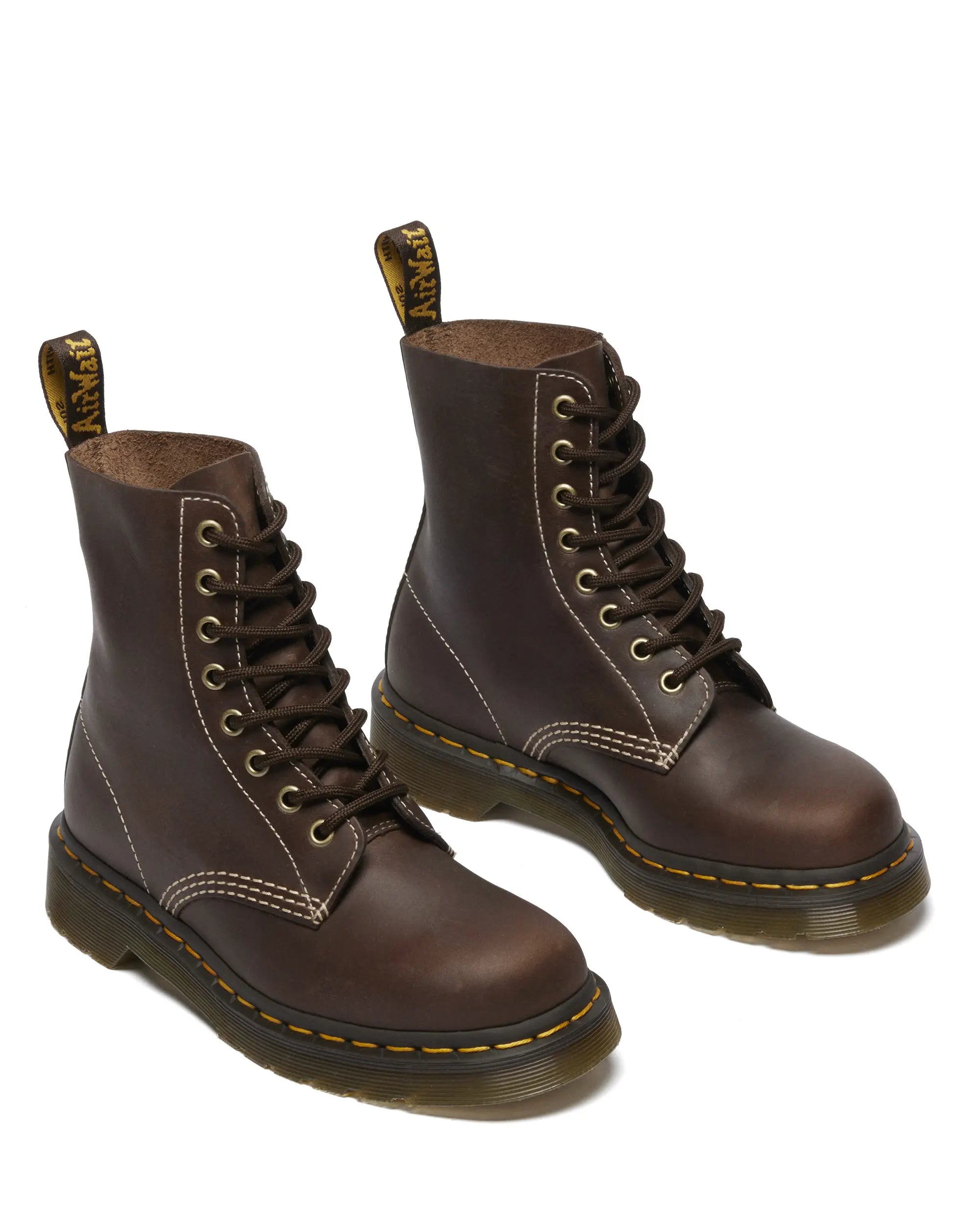 Dr. Martens 1460 Pascal Boot in dunkelbraunem, strukturiertem Wyoming-Leder mit hellen Kontrastnähten. 8-Loch-Schnürung, gelbe Rahmennaht, AirWair-Sohle, ohne harte Schaftkante.