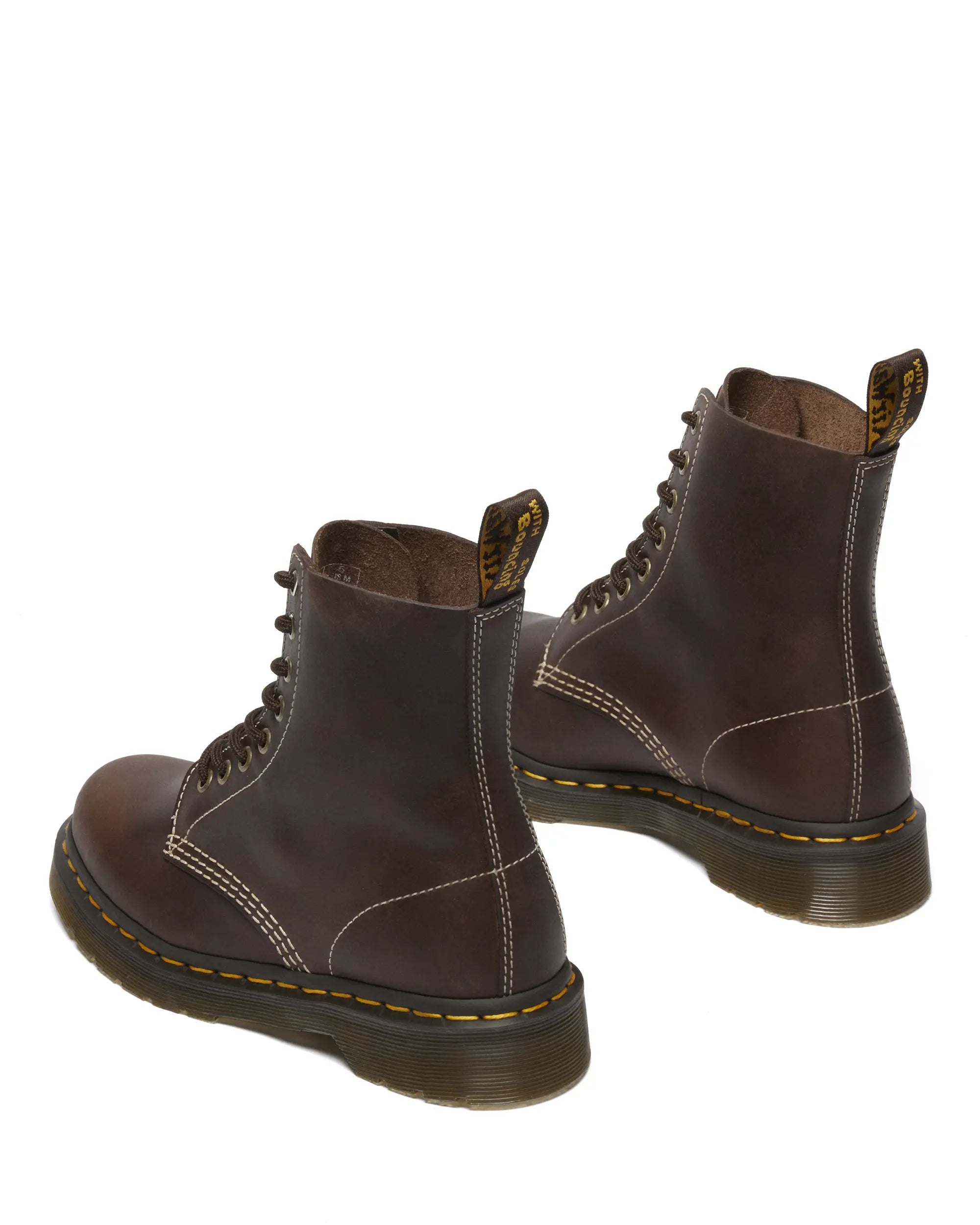 Dr. Martens 1460 Pascal Boot in dunkelbraunem, strukturiertem Wyoming-Leder mit hellen Kontrastnähten. 8-Loch-Schnürung, gelbe Rahmennaht, AirWair-Sohle, ohne harte Schaftkante.