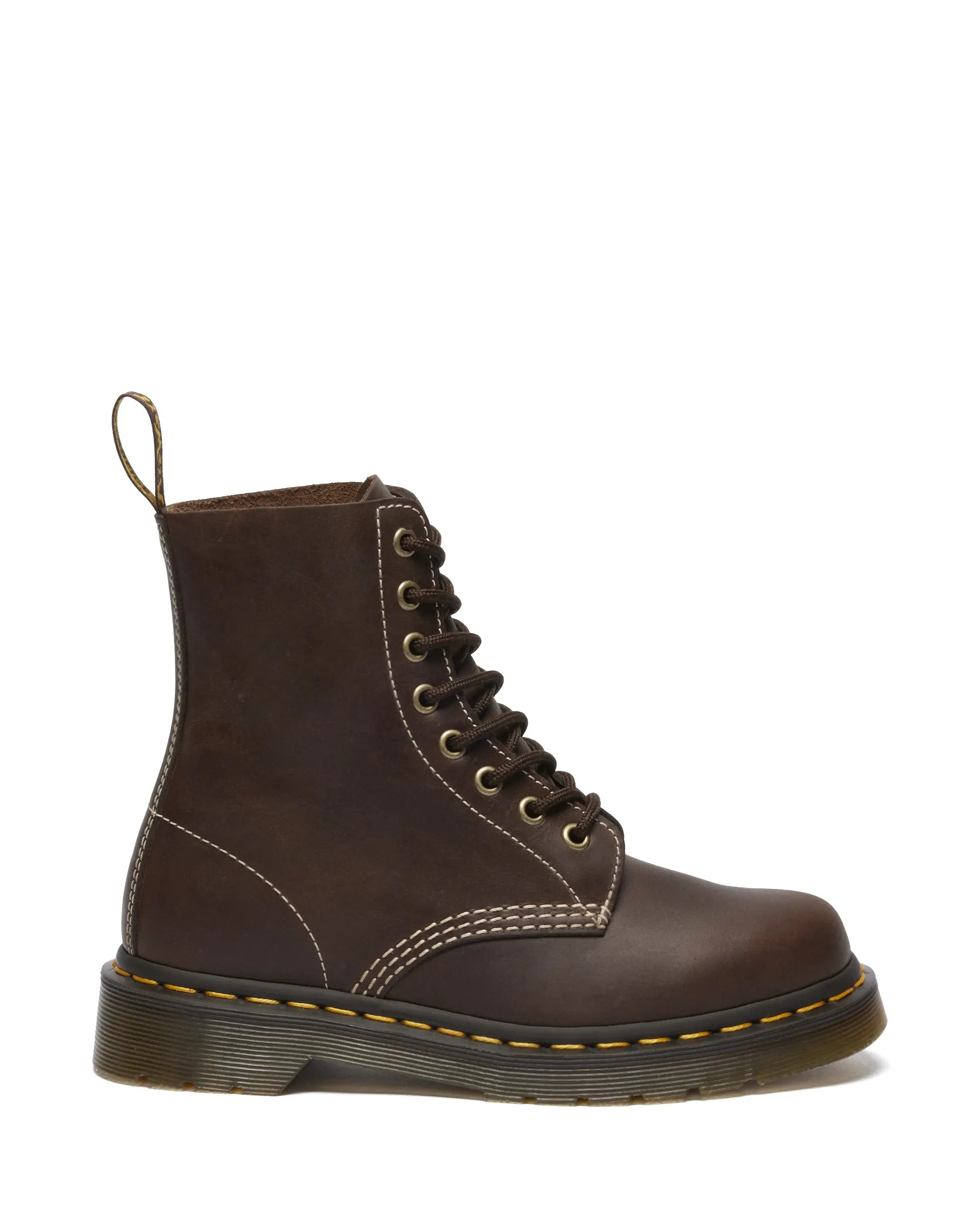 Dr. Martens 1460 Pascal Boot in dunkelbraunem, strukturiertem Wyoming-Leder mit hellen Kontrastnähten. 8-Loch-Schnürung, gelbe Rahmennaht, AirWair-Sohle, ohne harte Schaftkante.