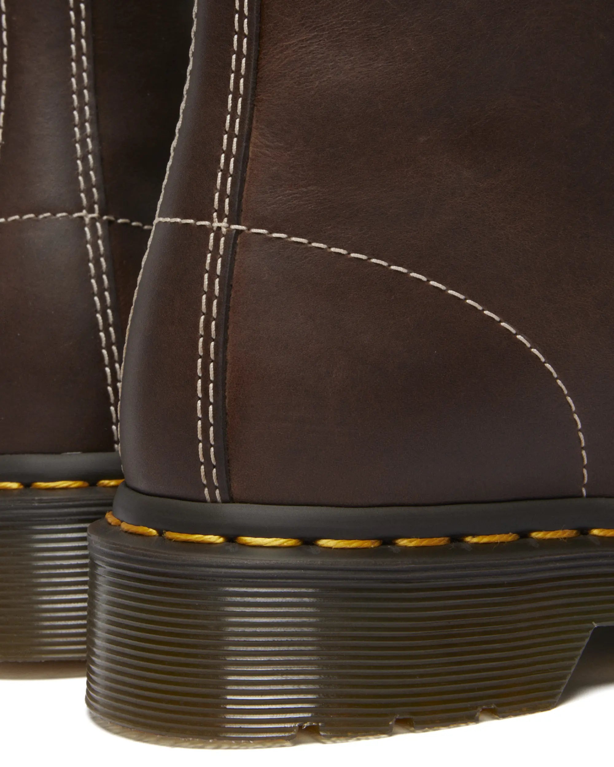 Dr. Martens 1460 Pascal Boot in dunkelbraunem, strukturiertem Wyoming-Leder mit hellen Kontrastnähten. 8-Loch-Schnürung, gelbe Rahmennaht, AirWair-Sohle, ohne harte Schaftkante.