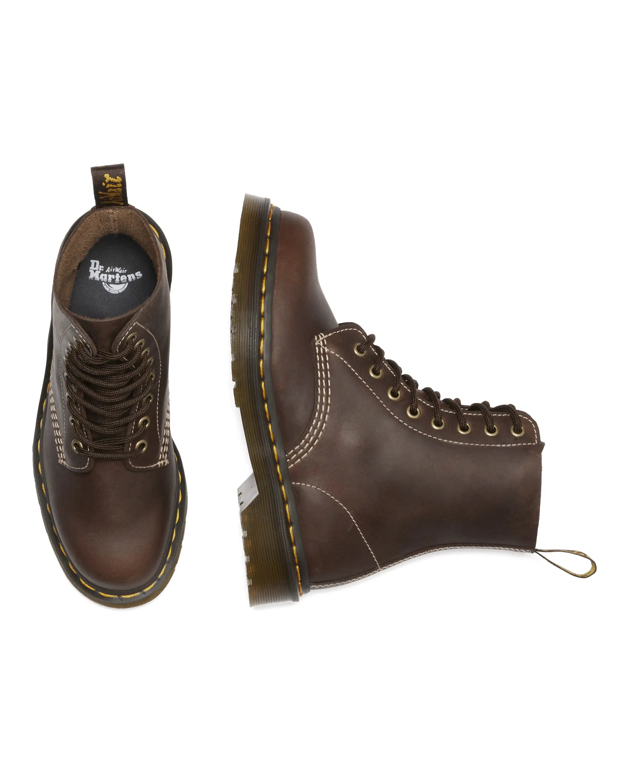Dr. Martens 1460 Pascal Boot in dunkelbraunem, strukturiertem Wyoming-Leder mit hellen Kontrastnähten. 8-Loch-Schnürung, gelbe Rahmennaht, AirWair-Sohle, ohne harte Schaftkante.