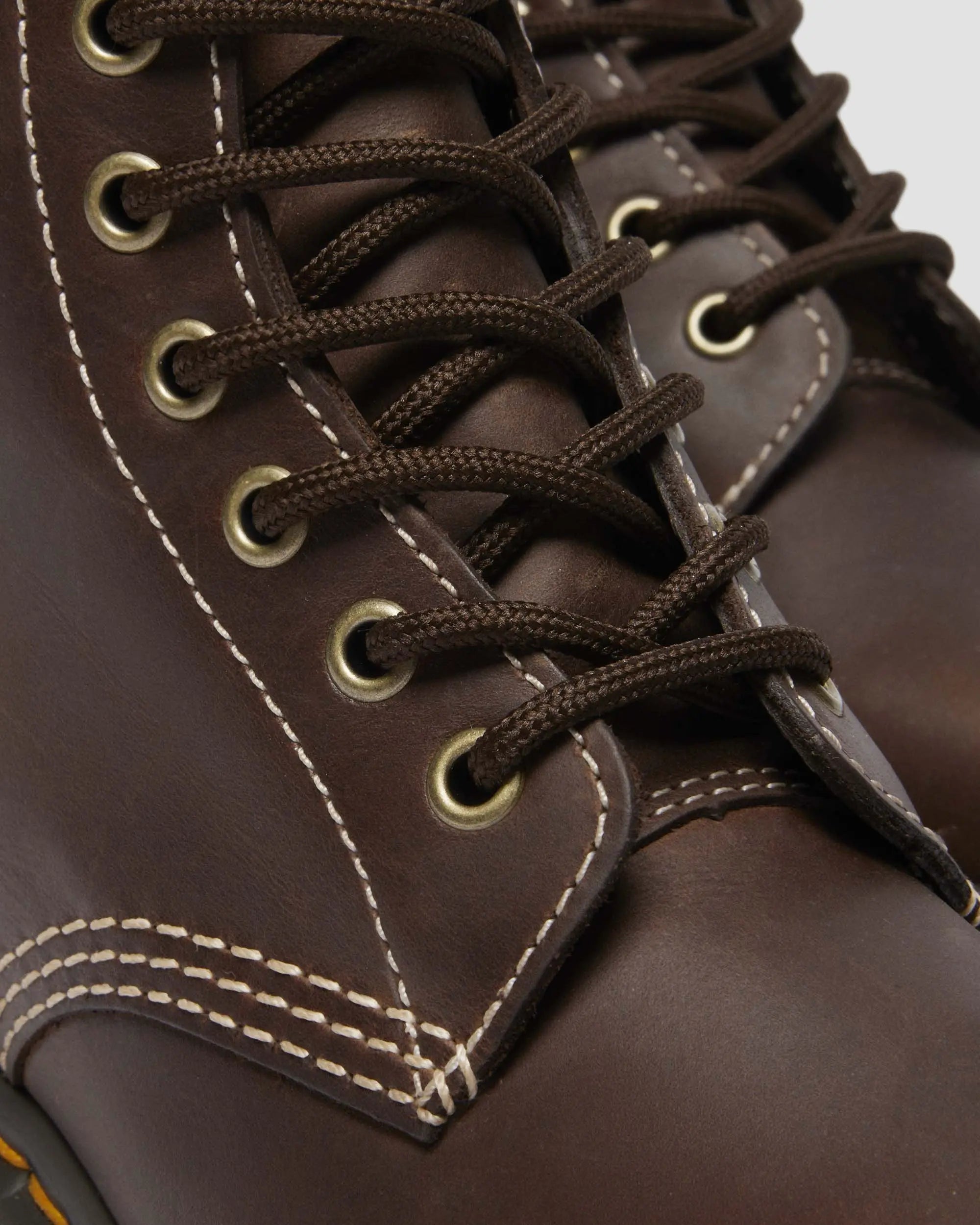 Dr. Martens 1460 Pascal Boot in dunkelbraunem, strukturiertem Wyoming-Leder mit hellen Kontrastnähten. 8-Loch-Schnürung, gelbe Rahmennaht, AirWair-Sohle, ohne harte Schaftkante.