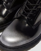 Bei PICK UP in Düsseldorf findest Du Dr. Martens, 1460 Iz Silver Arcadia  und viel mehr von Dr. Martens