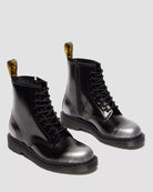Bei PICK UP in Düsseldorf findest Du Dr. Martens, 1460 Iz Silver Arcadia  und viel mehr von Dr. Martens