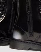Bei PICK UP in Düsseldorf findest Du Dr. Martens, 1460 Iz Silver Arcadia  und viel mehr von Dr. Martens