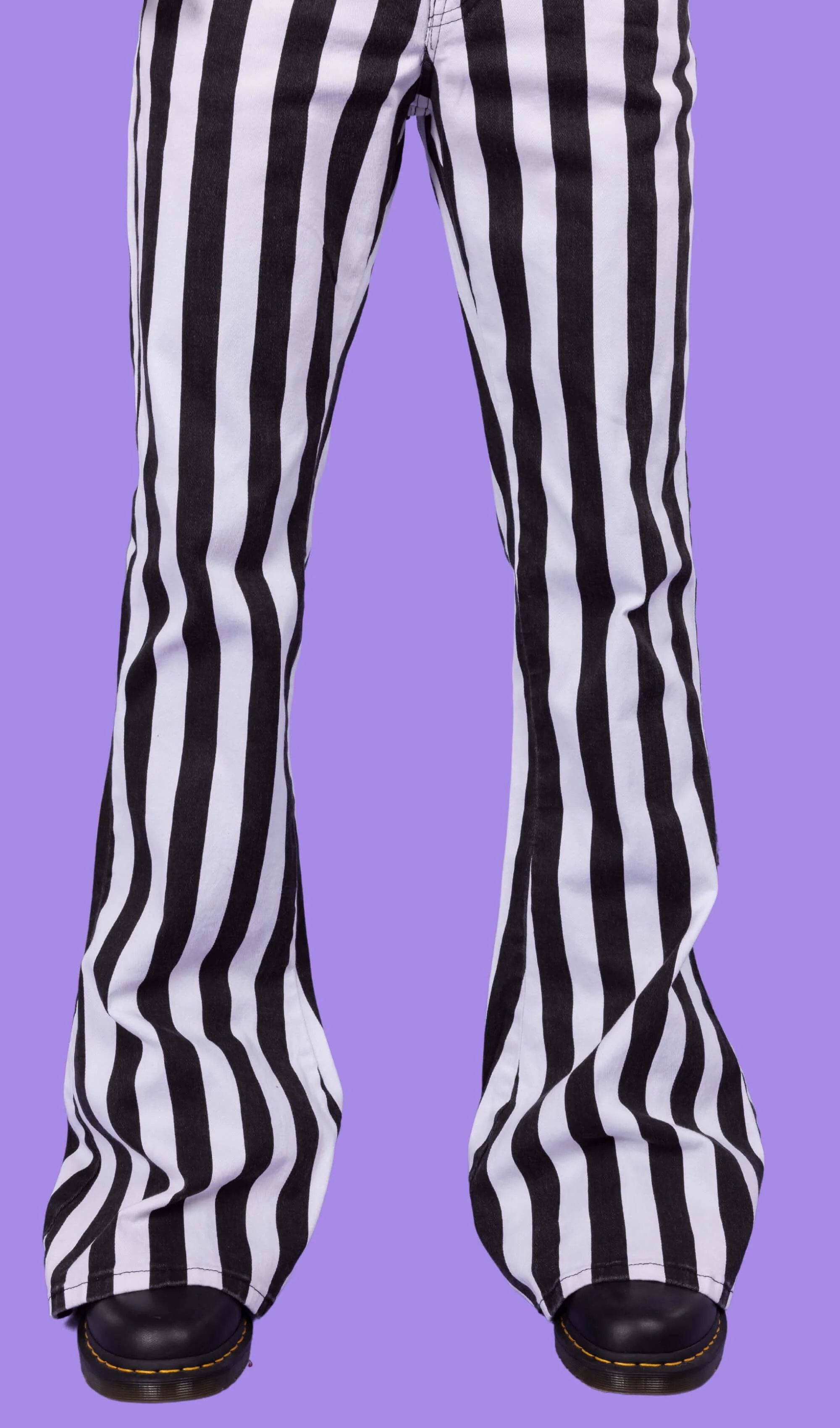 Bei PICK UP in Düsseldorf findest Du Run & Fly, JM1407, Wide Striped Skinny Jeans w/ Bellbottoms Black/ White, UNISEX  und viel mehr von RUN & FLY
