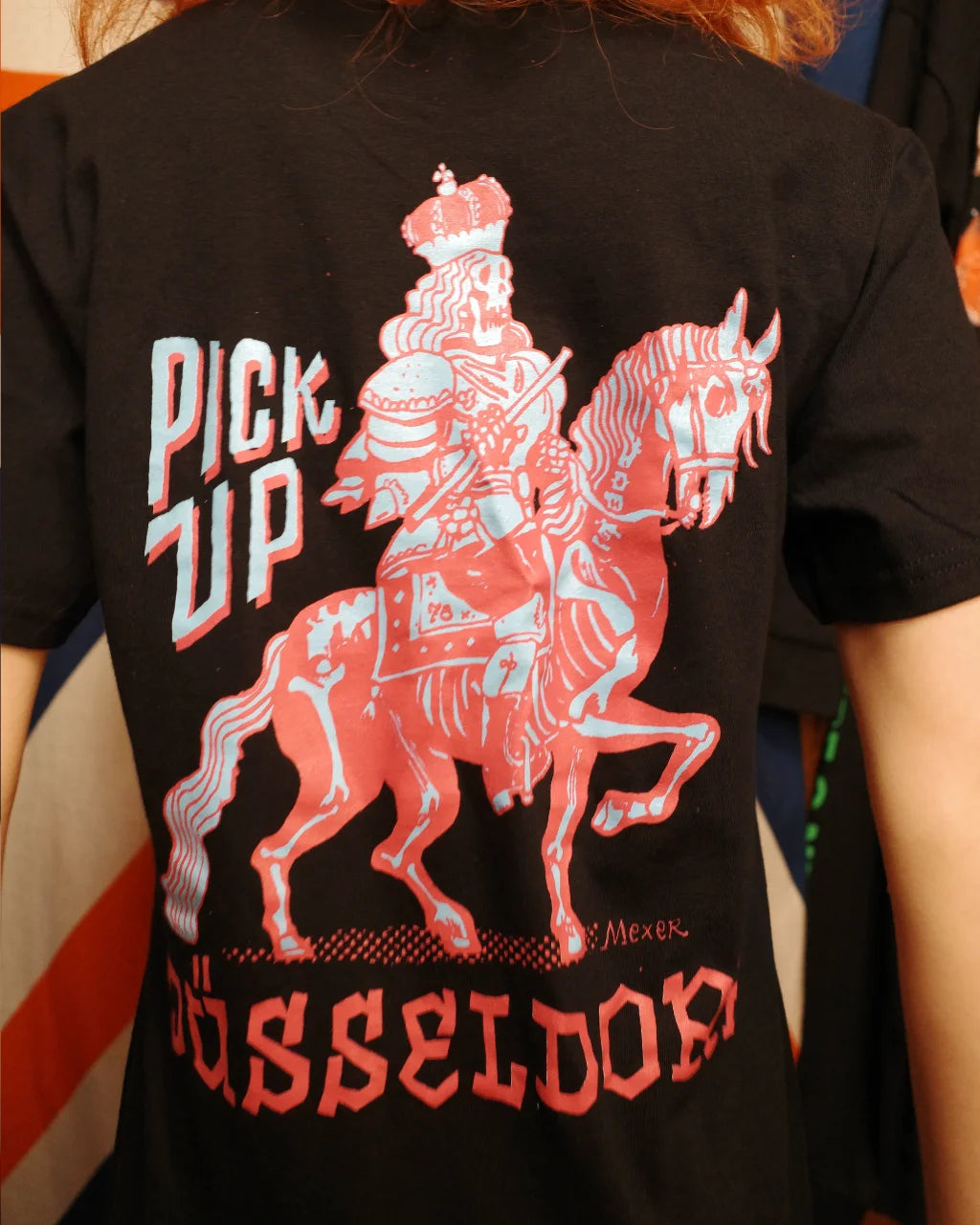 PICK UP Reiter T-Shirt Black mit großem Rider Print in Pink und Hellblau
