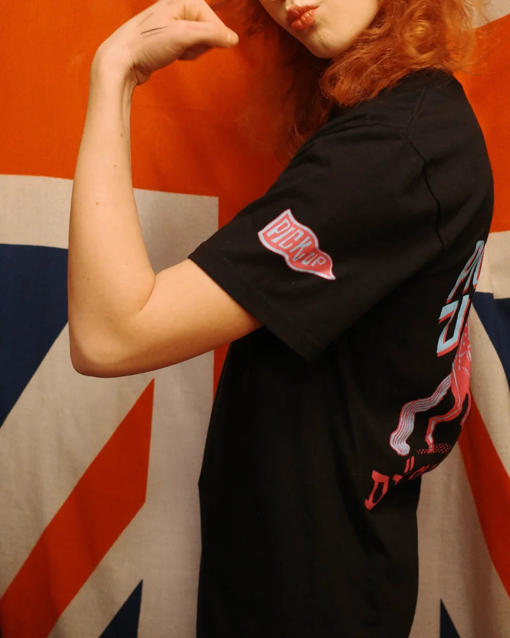 PICK UP Fahnenprint auf linkem Ärmel des schwarzen Reiter T-Shirts