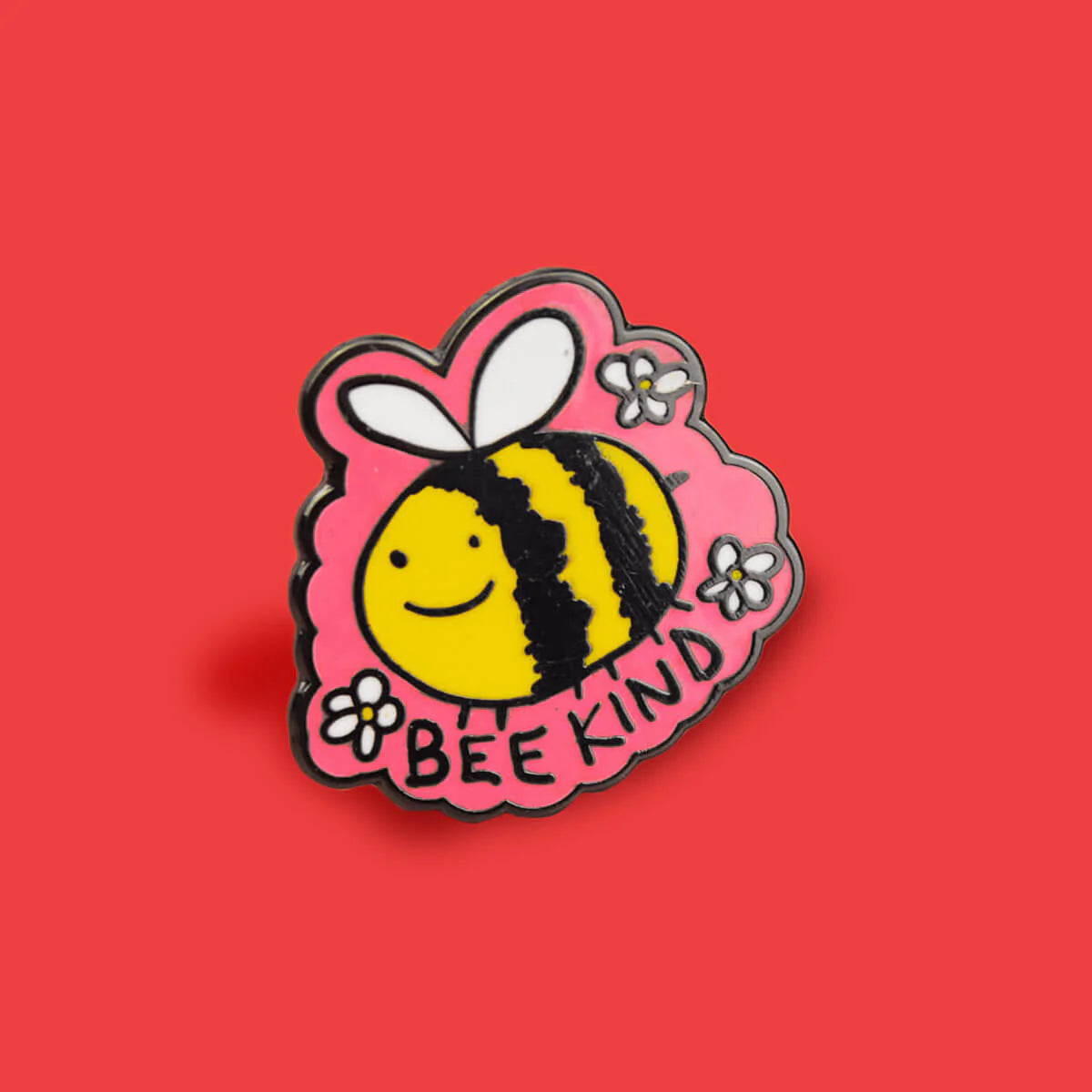 Extreme Largeness, BELINDA THE KINDNESS BEE ENAMEL PIN – Vollansicht | PICK UP Düsseldorf