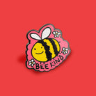 Extreme Largeness, BELINDA THE KINDNESS BEE ENAMEL PIN – Vollansicht | PICK UP Düsseldorf