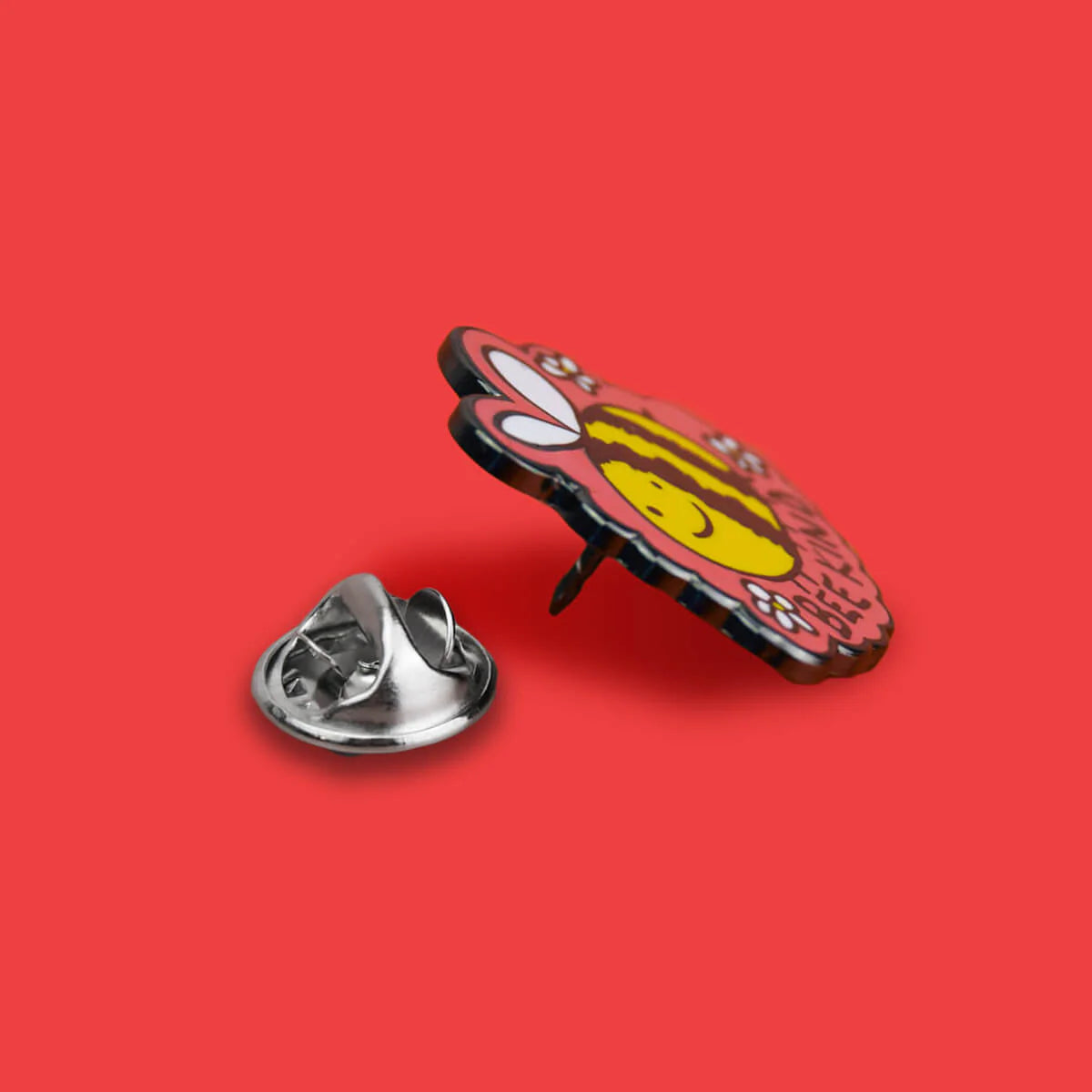 Extreme Largeness, BELINDA THE KINDNESS BEE ENAMEL PIN – Seitenansicht | PICK UP Düsseldorf