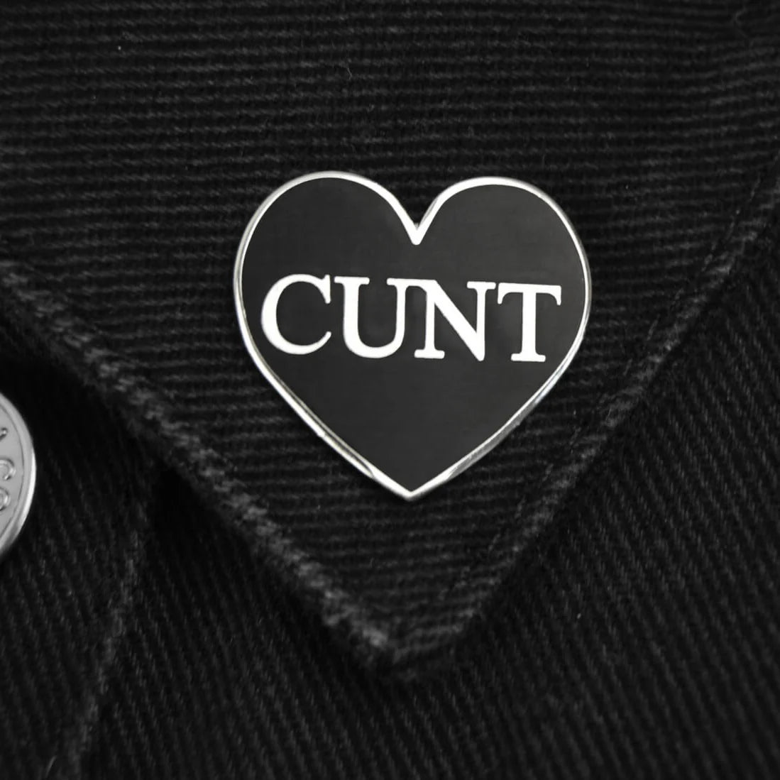 Extreme Largeness Cunt Black Heart Emaille Pin Anstecker