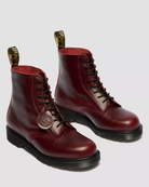 Dr. Martens 1460 Pascal Burgundy Classic Calf Made in England 8-Loch Boot aus dunkelrotem Leder mit gelber Rahmennaht