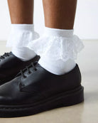 Weiße Dr. Martens Frill Socken mit Spitze
