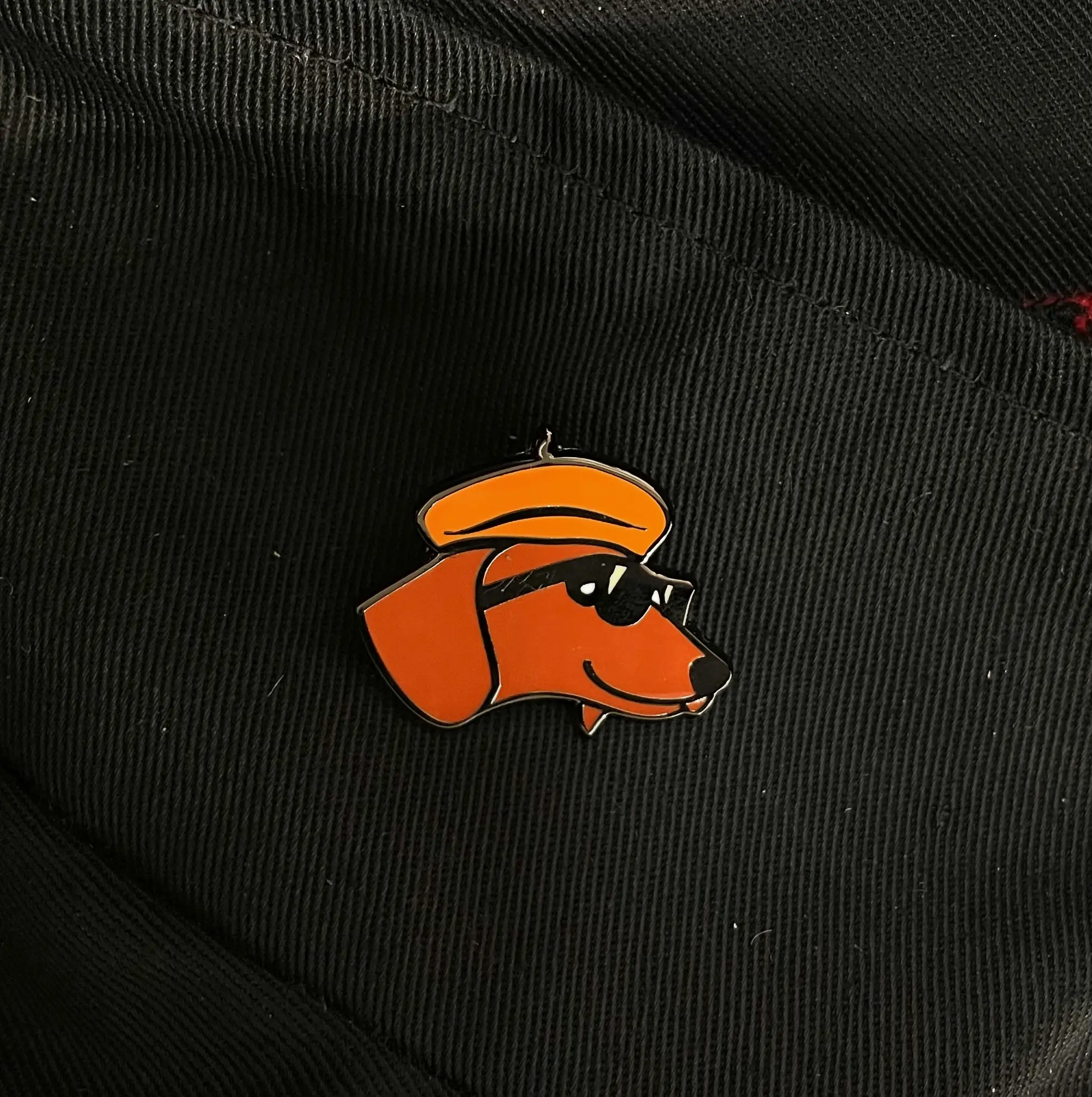  Extreme Largeness Dachshund with Sunglasses Enamel Pin – cooler Hundepin mit Sonnenbrille