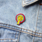 Extreme Largeness, GOT OUT OF BED TODAY ENAMEL PIN – Seitenansicht | PICK UP Düsseldorf